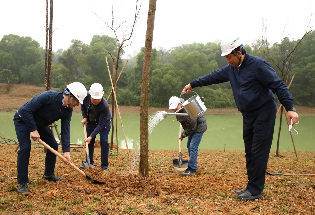  Tổng cục trưởng TCDL Nguyễn Trùng Khánh cùng các đại biểu trồng cây.